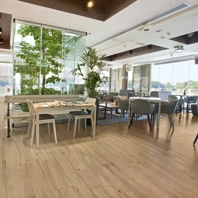 Restaurant mit Feinsteinzeugboden in Holzoptik, Eiche Haselnuss