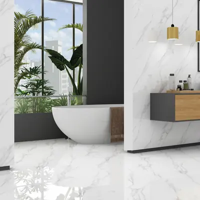 Badezimmer mit Boden- und Wandfliesen aus Feinsteinzeug in weißer Marmoroptik