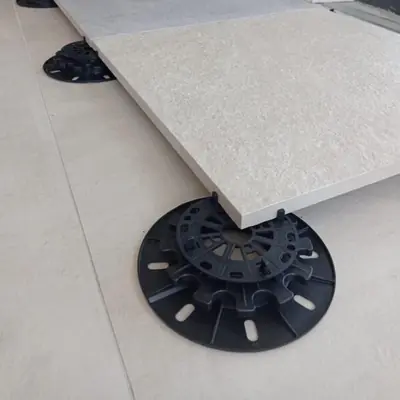 Höhenverstellbare Stelzlager für 2 cm starke Terrassenplatten